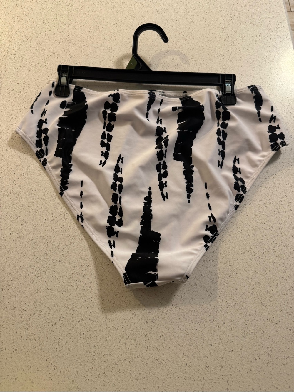 Black & White Tie-Dye 3 piece Bathing Suit Set, Size XL. - Picture 4 of 9